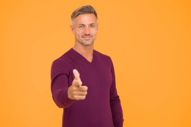 Motivasyonlu adam. Kendinden emin ve motive. Motive olmuş hissediyorum. Müthişsin. Yetişkin bir hippi sarı arka planı. Erkeklik ve vahşet. Adam seni işaret ediyor. Destek ve motivasyon