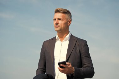 Hareket halindeyken iletişim kuruyoruz. Yakışıklı adam cep telefonunu dışarıda tut. İş iletişimi. Mobil pazarlama. Mobil teknoloji. Görüntülü arama. 4G mi? 3G mi? Taşınabilir yaşam tarzı. Modern hayat