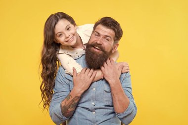 Babalar gününün tadını çıkar. Mutlu aile babalar gününü kutluyor. Küçük kızım babasına sarıldı. Küçük çocuk ve sakallı adam sarı arka plan. Babalar Günü kutlaması. Aile değerleri. Uluslararası Babalar Günü