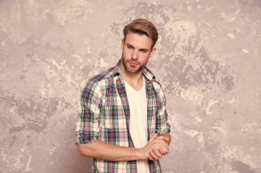 Her zaman yakışıklı bir adam. Yüz bakımı. Karizmatik bir adam. Yakışıklı, tıraşsız adam. Erkek güzellik standartları. Berber salonu. Berber dükkanı kuaförü. Cilt bakımı rutini. Moda modeli. Havalı adam. Şık adam.