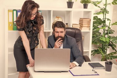 Yaratıcılığı artırmak. İdari beceriler. Şirket stratejisi. Hukuk danışmanı. Ofis sekreteri. İş çifti çalışıyor. Ofisteki çift. Erkek ve kadın patron müdür. Ofis toplantısı