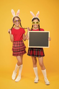 Olay duyurusu. Karatahta kopyalama alanı. Liseli kızlar uzun tavşan kulakları. Paskalya oyunları. Gümrük konsepti. Bahar tatili. Tavşan kulaklı çocuklar. Okul arkadaşlarınla Paskalya 'yı kutla. Paskalya hazırlıkları