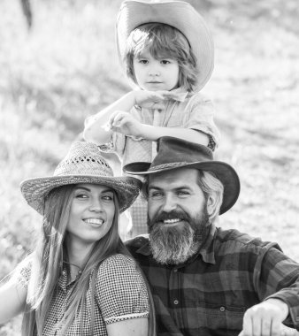 Çocuk için güvenilir destek. Aile değerleri. Aile üyeleriyle iyi ilişkiler. Mutlu aile günleri. Anne baba ve tatlı oğul. Ebeveynler ve küçük bebek. Harika bir aile geçmişi var. Çiftçiler dinleniyor.