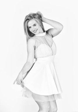 Güzel kız süslü bir elbise giyer. Kadınlık ve şefkat. Kıyafet zevki harika. Nasıl hitap edilmek istiyorsan öyle giyin. Sevimli elbiseli nazik bir kadın. Sevimli sarışın. Güzel kız. Moda ve güzellik