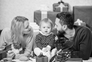 Sana hediyem var. Aile içinde sevgi ve güven. Sakallı adam ve kadın ve küçük kız. Sevgililer Günü. Kırmızı kutular. Baba, anne ve kızı. Mutlu aile hediye kutusuyla