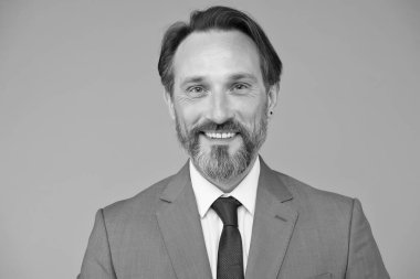 Gülümseyen adam yakışıklı iş adamı portresi, iyimserlik ve iyi niyet konsepti