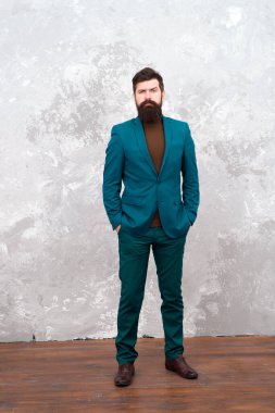 Herkes tarafından sevilen bir klasik. Erkek modası. İş sahibi. İş başarısı. Resmi bir iş. Resmi takım elbiseli sakallı adam. Resmi ceketli sakallı hippi adam. Kendinden emin iş adamı.