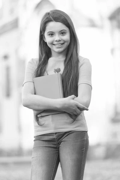 Futuro programador de sucesso. Dia do conhecimento. criança aprendendo  lição privada. blogues infantis. menina sorridente feliz com laptop.  Comecem. criança jogando jogo de computador. de volta à escola. educação  online fotos, imagens