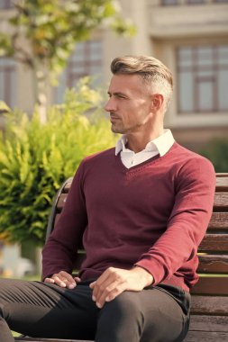 Yemek molası. Kendine zaman ayır. Resmi giysili adam rahatla parkta bir bankta otur. İş adamı resmi giyim müdürünün dinlenmek için zamana ihtiyacı var. Girişimciliğin keyifli anları. Bekleme kavramı