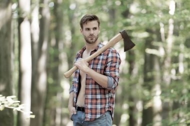 Seksi erkek oduncu elinde balta, orman hayatı