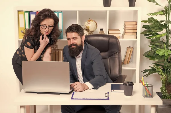 Tecrübe alışverişi. Erkek ve zarif kadın patron müdür. Şirket stratejisi. Hukuk danışmanı. Ofis toplantısı. Finans departmanı. Ofis sekreteri. İş çifti çalışıyor. Ofisteki çift