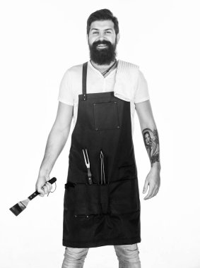 Biftek için eti nasıl seçersin? Profesyonel barbekü aleti. Sakallı hippi barbekü için önlük giyer. Kızartma ve ızgara yemek. Et pişiren bahşişler. Açık havada et kızartmak için aletler. Piknik ve barbekü