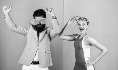 Çiftler eğleniyor. Sakallı adam ve güzel kadın. Parti eğlencesi. Birbirine aşık çiftler. Ofis partisi. En iyi arkadaş ilişkileri. hippi adam ve kız parti gözlükleri. Arkadaşlık. Birlikte kutlayalım.