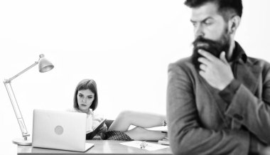 Müdür bey dizüstü bilgisayarla meşgul bir kızın önünde duruyor. Ofis müdürü ya da sekreter. Seksi seksi ofis çalışanı. Seksi özel sekreter. Bayan meslektaşım tarafından uyarıldım. Ofis ortak kavramı