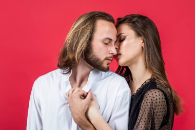 Mutlu çift kucaklaşır, öpüşür, arzulanır