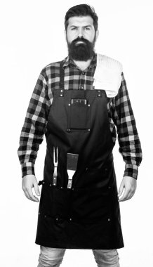 Barbekünün tadını çıkarmaya. Izgara aşçısı barbekü için hazır. Barbekü için kıyafet giyen sakallı adam. Barbeküde yemek pişirmek