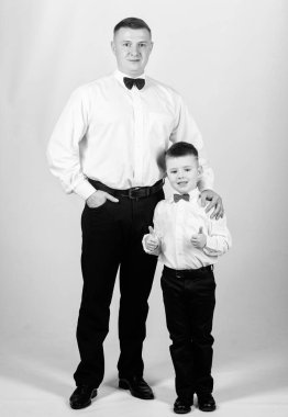 Centilmen yetiştirilme. Baba oğul resmi kıyafet. Resmi bir etkinlik. Büyü artık, beyefendi. Papyonlu baba ve çocuk. Centilmen yetiştirilme. Küçük oğlum, soylu bir adamın izinden gidiyor.