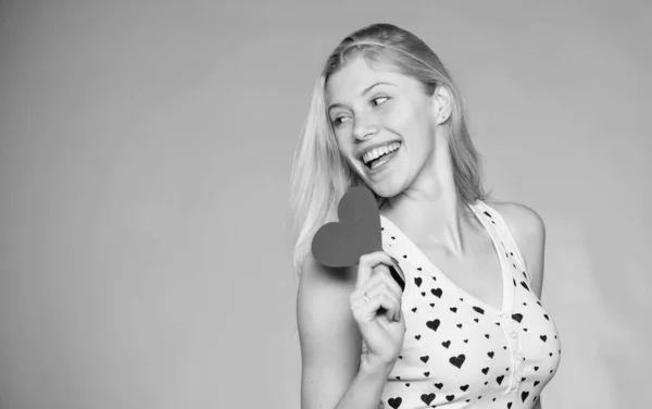 Man sollte es ausprobieren. Romantischer Gruß. Valentinstag-Verkauf. Liebe und Romantik. Frau mit dekorativem Herzen. Datum. glückliche Frau auf blauem Hintergrund. Valentinstag-Party. Kopierraum — Stockfoto