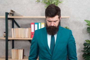 Fazla mesai. Kendine güvenen acımasız bir adam. Fazla mesai. Modern iş adamı. Sakallı adam. Sakallı, olgun bir hippi. Resmi takım elbiseli bir iş adamı. Vay be. İş yerinde erkek modası. fazla mesai ücreti