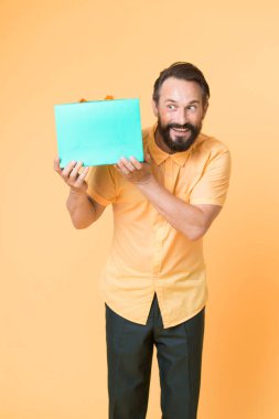 Satın aldıklarını hediye çantasına koy. Moda alıcısı, alışveriş çantası. Kese kağıdıyla mutlu bir adam. Satın alma indirimde. Paket alımı. Kara Cuma. Siber Pazartesi. Satın alma emri, kopyalama alanı