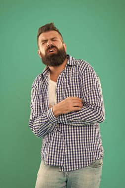 Çok geç olmadan git ve tavsiye al. Acımasız hipster göğüs ağrısı çekiyor. Kalp ağrısı. Acı hissi. Sağlık ve bakım. Sağlık hizmetleri. Acıyı uzak tut.