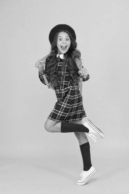 Okula koşan mutlu çocuk, acele et.