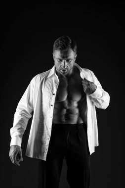 Zarif adam altı karın kası, açık tişört siyah arka plan, iş adamı.