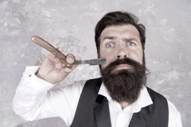 Yüz bakımı. Düz jilet, sapına kadar kıvrılabilen bıçaklı jilettir. Tıraş adamım. Profesyonel ekipmanlar. Kuaför salonu. Saç sakalı bakımı. Saçlarını tıraş eden yakışıklı, vahşi bir adam. Tımarlama rutini