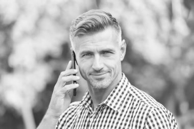 Gülümseyen adam hizmette bilgi al, akıllı telefon