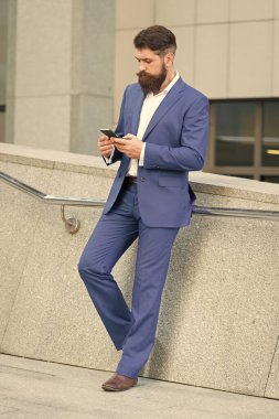 Akıllı telefonsuz bir hayat düşünemiyorum. Kısa mesaj atıyorum. İnternet işi. Akıllı telefonlu sakallı adam. Akıllı telefon kullanan yakışıklı bir iş adamı. Mesaj gönder. Mobil iletişim. Kişi listesi