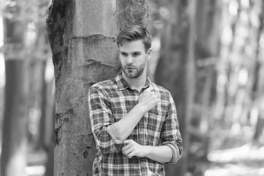 Ormandaki traşsız seksi adam, insan ve doğa.