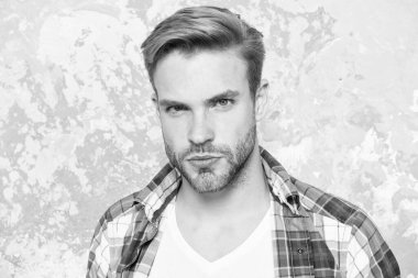 Maço erkek grunge geçmişi. Erkek moda bahar koleksiyonu. Karizmatik öğrenci kareli gömleği. Tıraşsız adam görünüşüne dikkat eder. Berber dükkanı konsepti. Erkeklerin şehvet portresi. seksi erkek gündelik tarzda