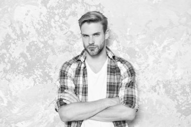 Erkekler arasında bir adam. Berber dükkanı konsepti. Erkeklerin şehveti. Seksi adam gündelik tarzda. Maço erkek grunge geçmişi. Erkek modası yaz trendi. Kendine güvenen öğrenci kareli gömleği. Tıraşsız adam cildini ve sakalını önemser