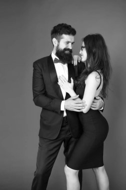 Sakallı adam ve kadının sanat uzmanları. Sanat uzmanı çift için romantik bir randevu. Sevgili bir çift. esthete. Romantik bir ilişki. Resmi çift. Resmi parti. Sanat uzmanları takımı. Buluşma. Aşık.