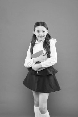 Okul dersi. Olasılıklara inan. İnceleme için ilham. Okula dönelim. Bilgi toplama günü. Her şey olabilir. Öğrenci kız ders çalışmayı sever. Okul üniforması çalışma kitabını tutuyor. Ödev yapan çocuk