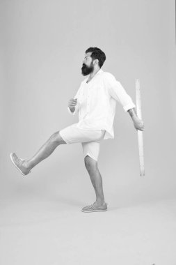 Ölçüm uzunluğu. Boyu ve boyu uzun. Büyük boy. Ölç. Geometri teoremi. Gerçek boyut. Öğretmenim. Küçük, büyük, büyük. Boyut gerçekten önemli mi? Bir metre. Adam sakallı hippi elinde cetvel tutuyor.