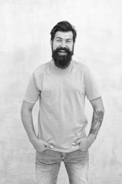 Yüzüne yakışan saç stili. Saçları taranmış mutlu bir adam. Kıllı hippi gülüşü, şık sakalı ve bıyığı var. Sakallı adam tıraş edilmemiş yüz kıllarıyla gülümsüyor. Berber dükkanı. Kuaför salonu.