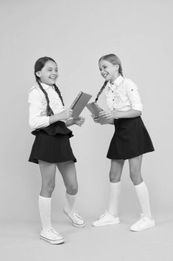 Neşeli liseli kızlar. Okula başlamanın olumlu yönlerine dikkat çekerek birinci sınıf olumlu beklentiler yaratıyor. Çocuk okulunu oyun parkından birkaç gün önce getir ve rahatına bak. Okula geri dön.