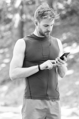 İyi sonuçlar. Fitness bileziğindeki kaslı adam. Telefonda spor uygulaması kullan. Dijital spor. Formda kalmak için akıllı bir saat. Spor giyim sektöründe sporcu. Açık hava antrenmanı. Fitness uygulaması. Ui ux kavramı. gadget sporu