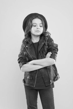 Gurur duy, ufaklık ol. Sarı arka planda küçük bir kız bebek. Kollarını kavuşturan küçük bir çocuk. Uzun esmer saçlı ve moda kıyafetli şirin küçük bir kız. Sevimli küçük çocuk modelinin kendine güveni.