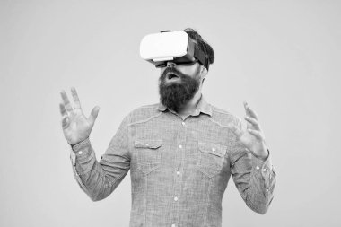 Üç boyutlu uzayda maçın tadını çıkar. Oyun geliştirme. Dijital teknoloji. Alternatif hayat. Hippi video oyunu oynar. Sakallı adam VR 'ı keşfediyor. Oyuncu konsepti. Oyun hobisi. Sanal spor. Artırılmış gerçeklik