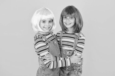 Renkli peruklar içinde neşeli arkadaşlar. Anime kostüm partisi konsepti. Anime hayranı. Animasyon stili renkli grafikleri karakterize etti. Canlı karakterler fantastik temalar. Anime toplantısı. Mutlu küçük kızlar