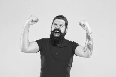 Başarılı bir gün. Mutlu, mutlu, gülümseyen adam. Adam gülen surat. Mutluluk kavramı. Psikolojik sağlık. Mutlu duygusal adam. Olumlu duygular. Sarı arka plandaki mutlu adam. Kazanan