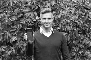 Neşeli adam cep telefonu sunuyor, modern hayat.