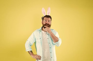 Bir düşüneyim. Uzun tavşan kulakları. Sakallı adam Paskalya tavşanı kostümü. Paskalya tavşanı ya da tavşan. Paskalya partisi için giyinmiş bir hippi. Doğurganlığın ve baharın Paskalya tavşanı. Düşünceli adam. Hatırla