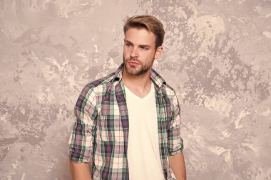 Tıraş olmamak. Tıraşsız adam soyut bir arka plan. Tıraşsız yüzlü yakışıklı bir adam. Ekose gömlekli bekar. Tıraşsız bir bakış. Berber dükkanı. Kuaför salonu. Erkek bakım alışkanlığı. Harika çocuk.