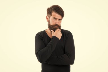 Tıraşsız suratlı sakallı bir adam. Sokak tarzı. Modern yaşam tarzı. Sakallı olgun hippi. Sonbahar erkek modası. Kuaföre ya da berbere gittikten sonra vahşi bir adam. Erkeksi görünmeye devam et.