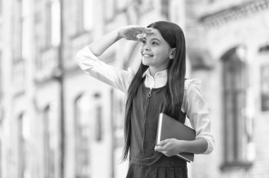 Geleceği dört gözle bekliyorum. Kitabı olan mutlu çocuk önüne bak. Gelecek konsepti. Okul bekliyor. Çocukluk eğitimi. Büyük hayaller. Motive olmak. Gelecek yarındır. Hayalini gerçekleştirmek için çok çalış.