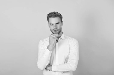 Beyaz gömlekli kendine güvensiz adam saçını taradı, erkek güzeli.