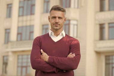 Şu anki koşullar uygun. Erkeklik kavramı. Günlük kıyafet. Erkek manken mağazası. Erkek giyim ve şık kıyafetler. Adam gündelik tarzda yakışıklı görünüyor. Kendine güvenen bir yönetici. Yakışıklı adam.